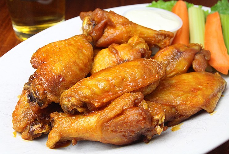 Buffalo wings with just the right amount of oomph to warm you up on this cold weekend! Come hang with us before @pbr over at @snhuarena