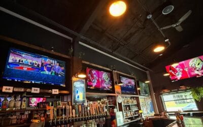 COLLEGE FOOTBALL IS BACK, ARCHIE MANNING THROW THEM HORNS.